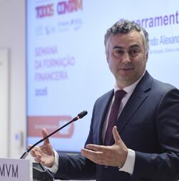 Ministro esclarece que fim de Saramago como leitura obrigatória no 12.º ano ainda não está decidido