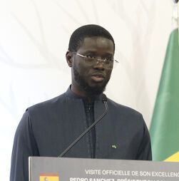 Presidente do Senegal aprova lei que duplica penas de prisão para homossexuais