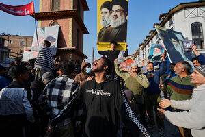 Iranianos choram a morte do Líder Supremo