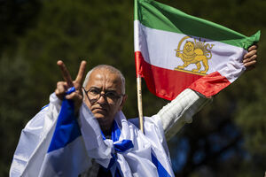 Manifestantes celebram morte de Ayatollah Khamenei, junto à embaixada iraniana, em Lisboa