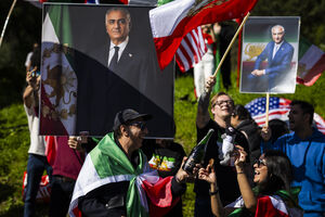 Manifestantes celebram morte de Ayatollah Khamenei, junto à embaixada iraniana, em Lisboa