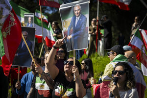 Manifestantes celebram morte de Ayatollah Khamenei, junto à embaixada iraniana, em Lisboa
