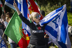 Manifestantes celebram morte de Ayatollah Khamenei, junto à embaixada iraniana, em Lisboa