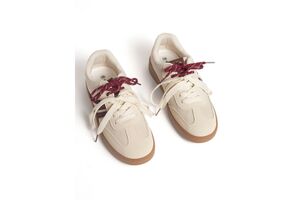 Sapatilhas bege com atacadores brancos e bordeaux