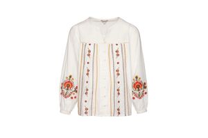 Camisa branca bordada com flores, ideal para um visual leve e primaveril