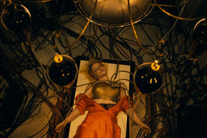 "A Noiva!", o novo filme da cineasta (e atriz) Maggie Gyllenhaal, é uma das estreias mais fortes da semana