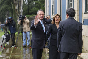 António José Seguro acompanhado pela secretária-geral da Presidência da República Ana Cristina Batista e pelo presidente da Câmara Municipal de Sintra, Marco Almeida, à chegada para ocupar um gabinete no Palácio de Queluz