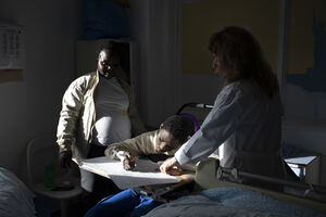 As aulas podem acontecer nas enfermarias, com a mão ou o pai ao lado das crianças