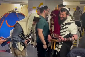 Em Telavive há quem se junte em estacionamentos subterrâneos para rezar 