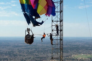 Balão de ar quente choca contra torre de telecomunicações no Texas