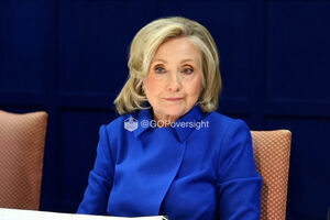 “Estou farta”: o momento em que Hillary Clinton se irrita com fotografia não autorizada enquanto era ouvida no caso Epstein  