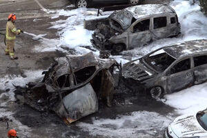 Veículos incendiados em Israel após intensos ataques aéreos iranianos 