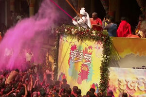 Milhões de pessoas celebram o festival Holi na Índia