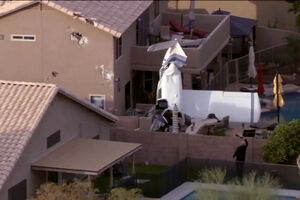 Avião despenha-se contra duas casas no Arizona e faz três feridos  