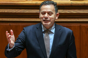 Montenegro admite desconto nos combustíveis no parlamento