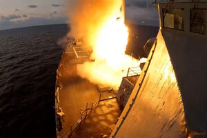 Vídeo mostra momento em que navio dos EUA lança mísseis Tomahawk durante operação militar no Irão  