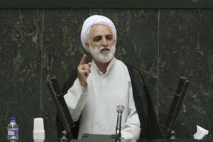 Ayatollah no parlamento debate futuro da liderança no Irão