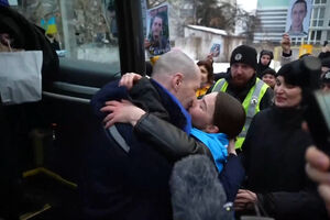 Prisioneiros de guerra ucranianos reencontram as famílias 