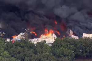 Incêndio deflagra em armazém na Flórida 