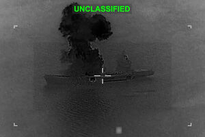 O momento em que EUA atacam navio iraniano usado para lançar drones 