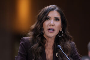 Kristi Noem comparece perante o Comité Judicial do Senado