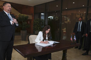 Kristi Noem envolvida em controvérsias, incluindo caso extraconjugal com assessor de Trump