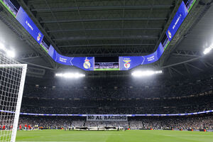 Mensagem contra o racismo no estádio Santiago Bernabéu durante o Real Madrid-Benfica