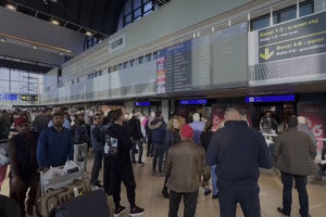 Dezenas de crianças romenas regressam a Bucareste após repatriamento do Médio Oriente