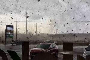 O momento em que um grande tornado atravessa cidade nos EUA e deixa um rasto de destruição 