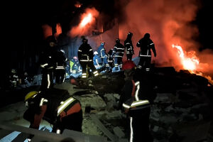Pelo menos 10 mortos em ataque russo contra edifício residencial em Kharkiv 