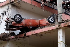 Ataques noturnos de Israel deixam pelo menos 16 mortos e um rasto de destruição em cidade do leste do Líbano 