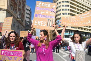 Mulheres marcam presença em manifestação pelo Dia Internacional da Mulher com cartazes sobre feminismo e abusos em Málaga