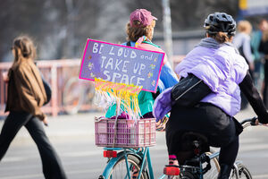 Em Berlim o dia foi marcado pela "Purple Ride", uma manifestação em bicicletas pelo Dia Internacional da Mulher