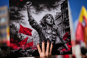 Mulher protesta em Istambul com imagem de ativista e bandeiras vermelhas