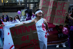 Mulheres protestam contra a violência na Bolívia com cartazes com a frase 'Pinta-me se viveste violência'