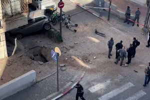 Míssil iraniano intercetado causa buraco em pavimento em Israel