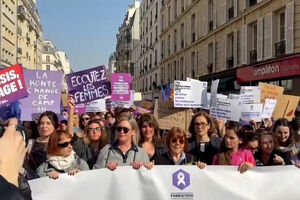 Gisèle Pelicot juntou-se a milhares de pessoas na marcha parisiense do Dia Internacional da Mulher 