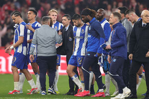 Jardel (de costas), o roupeiro do FC Porto, junto com a equipa na Luz