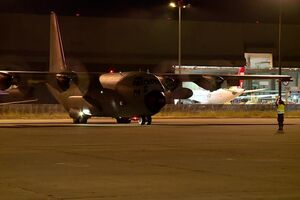 Avião militar em Figo Maduro 