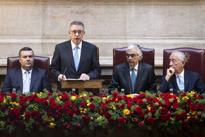 Seguro pede "compromisso político claro" para Portugal. Presidente de tudo fará "para estancar frenesim eleitoral"