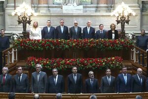 Hino Nacional ouvido na Assembleia da República após António José Seguro tomar posse