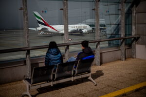 Em 2025, a transportadora Emirates transportou 55,6 milhões de passageiros. Desde o conflito, tem os voos condicionados