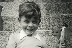 António Lobo Antunes na infância, no bairro de Benfica, com um avião de brincar