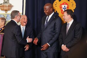 O novo presidente português, António José Seguro cumprimenta o ex-presidente Marcelo Rebelo de Sousa, o presidente de Moçambique, Daniel Chapo, e o primeiro-ministro Luís Montenegro, no Palácio de Belém