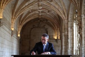 António José Seguro assina o livro de honra no Mosteiro dos Jerónimos em homenagem ao poeta Luís de Camões