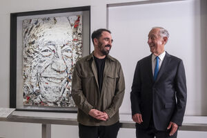 Marcelo Rebelo de Sousa recebe retrato oficial de Vhils no Palácio de Belém