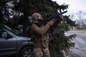 Soldado ucraniano aponta a um drone 
