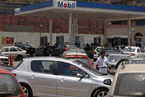 Carros aguardam para abastecer num posto de gasolina da Mobildurante escassez de combustível no Egito