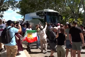 Manifestantes tentam bloquear autocarro que transportaria seleção feminina de futebol do Irão