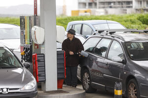 Condutor abastece a sua viatura num posto de combustíveis